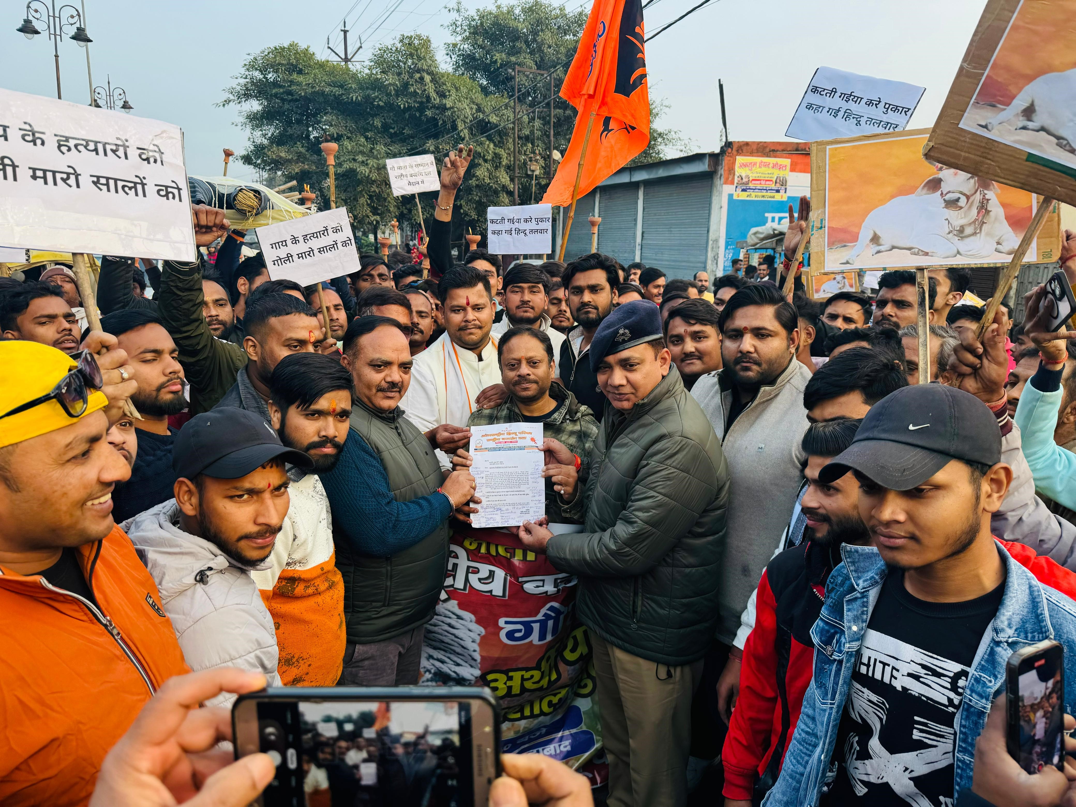 गौ हत्यारे की अर्थी व विशाल मशाल जुलूस निकालने के बाद एसीएम काे ज्ञापन देते अंतरराष्ट्रीय हिन्दू परिषद व राष्ट्रीय बजरंग दल के पदाधिकारी गौ हत्यारे की अर्थी व विशाल मशाल जुलूस निकालने के बाद एसीएम काे ज्ञापन देते अंतरराष्ट्रीय हिन्दू परिषद व राष्ट्रीय बजरंग दल के पदाधिकारी