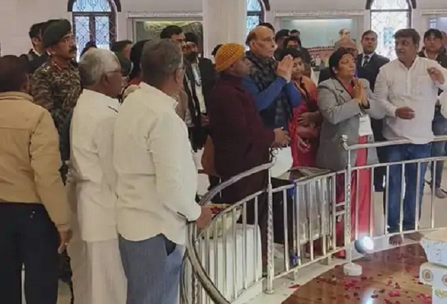 बाबा साहब आंबेडकर के स्मारक के दर्शन करते हुए राजनाथ सिंह बाबा साहब आंबेडकर के स्मारक के दर्शन करते हुए राजनाथ सिंह