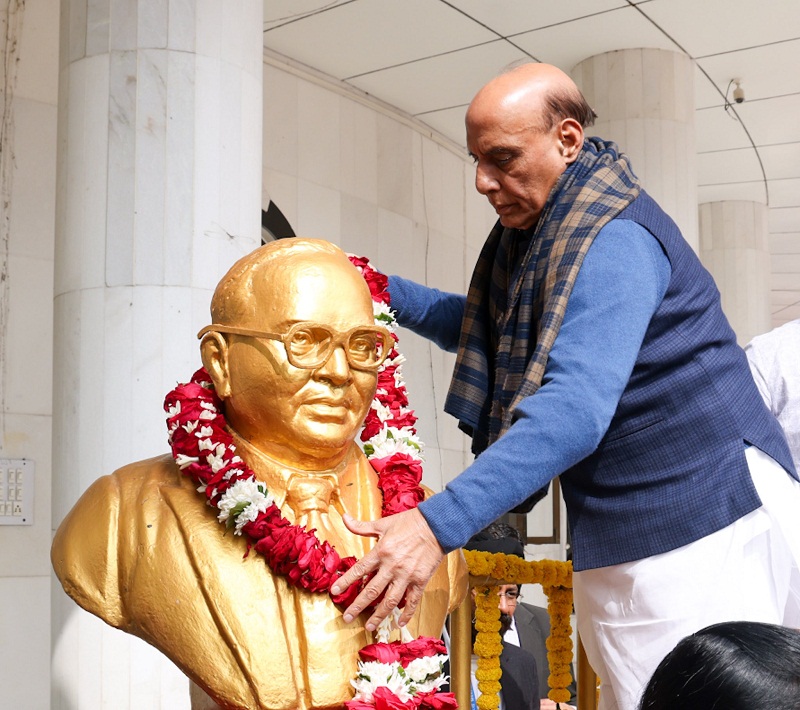 बाबा साहब आंबेडकर की प्रतिमा पर माल्यार्पण करते हुए राजनाथ सिंह बाबा साहब आंबेडकर की प्रतिमा पर माल्यार्पण करते हुए राजनाथ सिंह