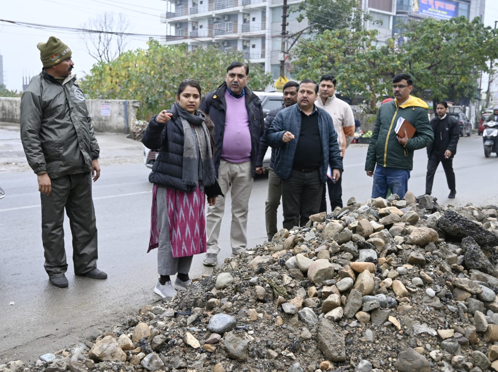 निरीक्षण करते हुए। निरीक्षण करते हुए।