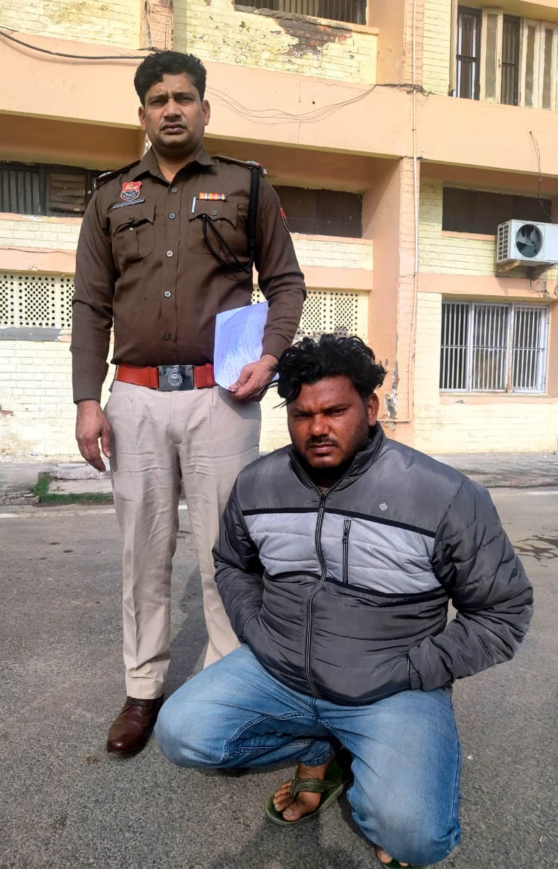 पुलिस द्वारा गिरफ्तार किया गया आरोपी पुलिस द्वारा गिरफ्तार किया गया आरोपी