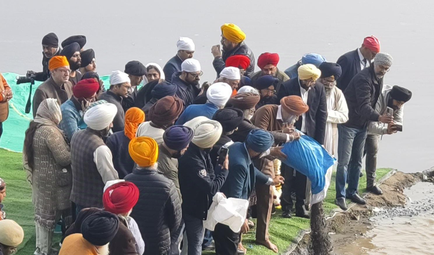 पूर्व प्रधानमंत्री मनमोहन सिंह की अस्थियां यमुना घाट पर विसर्जित की गईं पूर्व प्रधानमंत्री मनमोहन सिंह की अस्थियां यमुना घाट पर विसर्जित की गईं