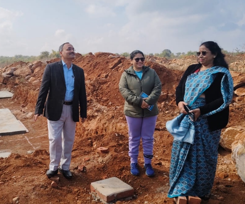 निर्माणाधीन विंध्य विश्वविद्यालय का निरीक्षण करती जिलाधिकारी और कुलसचिव। निर्माणाधीन विंध्य विश्वविद्यालय का निरीक्षण करती जिलाधिकारी और कुलसचिव।
