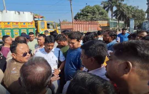 भूटान के ओवरलोडेड ट्रकों से बांग्लादेश में पत्थर निर्यात का आरोप भूटान के ओवरलोडेड ट्रकों से बांग्लादेश में पत्थर निर्यात का आरोप