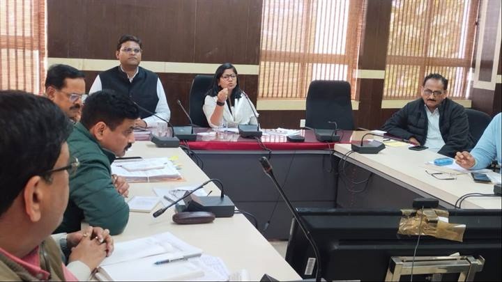 कलेक्टर ने की राजस्व महाअभियान, वसूली व अवैध कॉलोनियों पर अंकुश सहित अन्य विषयों की समीक्षा कलेक्टर ने की राजस्व महाअभियान, वसूली व अवैध कॉलोनियों पर अंकुश सहित अन्य विषयों की समीक्षा