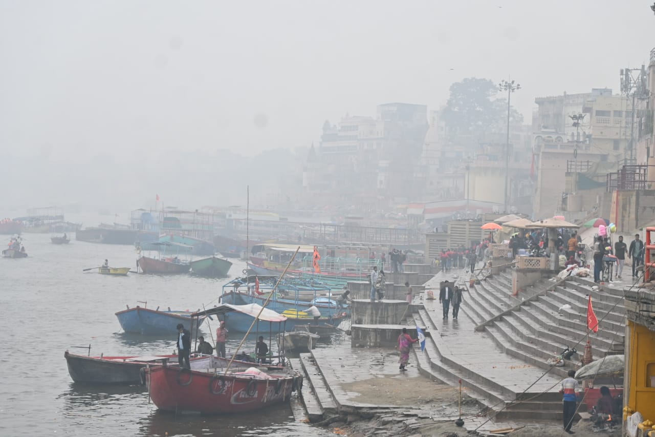 घने कोहरे में गंगाघाटों और सड़कों का नजारा: फोटो बच्चा गुप्ता घने कोहरे में गंगाघाटों और सड़कों का नजारा: फोटो बच्चा गुप्ता