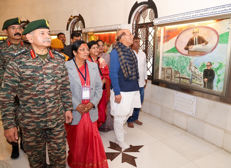 बाबा साहब आंबेडकर के स्मारक के दर्शन करते हुए राजनाथ सिंह बाबा साहब आंबेडकर के स्मारक के दर्शन करते हुए राजनाथ सिंह