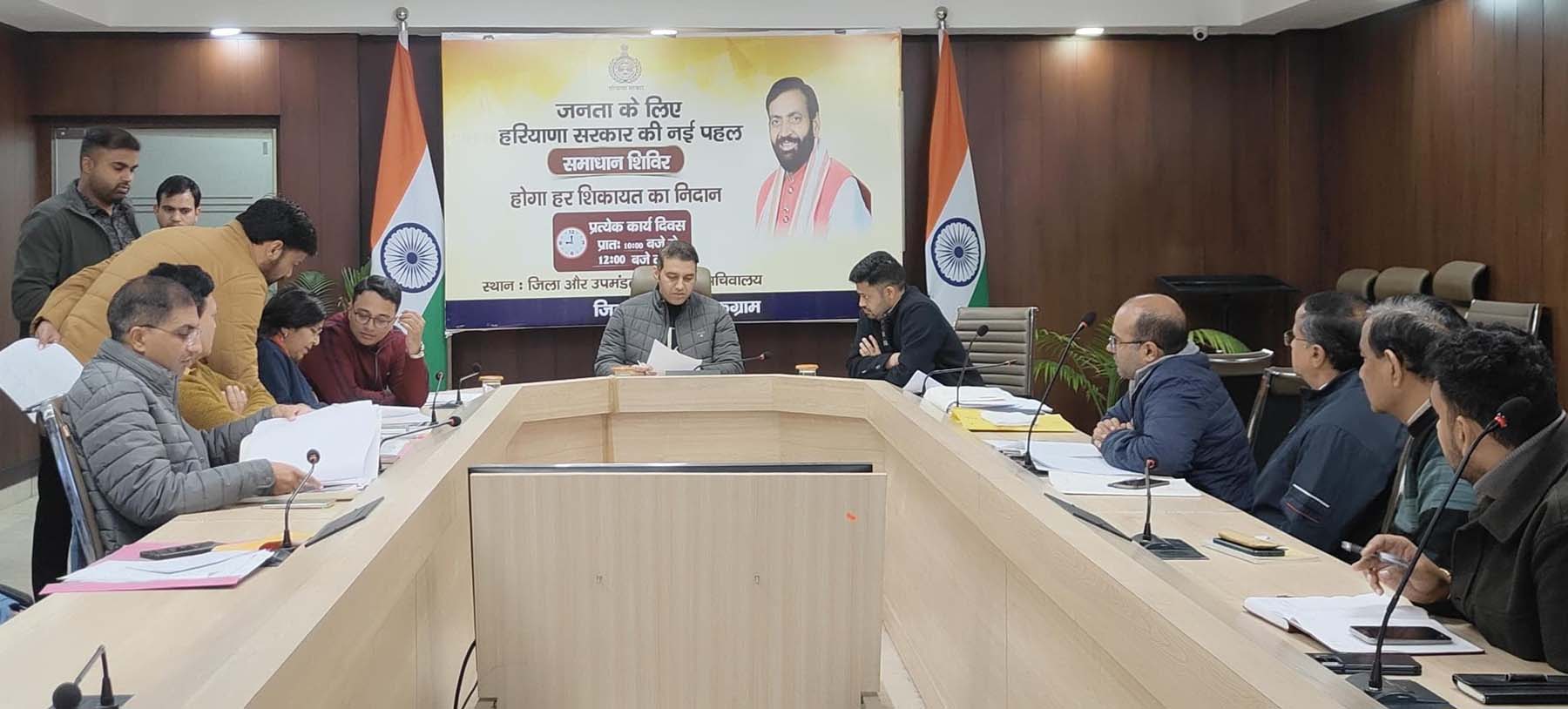 फोटो नंबर-02: गुरुग्राम व मानेसर नगर निगम के लिए रिवाइजिंग अथॉरिटी के साथ बैठक करते उपायुक्त अजय कुमार। फोटो नंबर-02: गुरुग्राम व मानेसर नगर निगम के लिए रिवाइजिंग अथॉरिटी के साथ बैठक करते उपायुक्त अजय कुमार।
