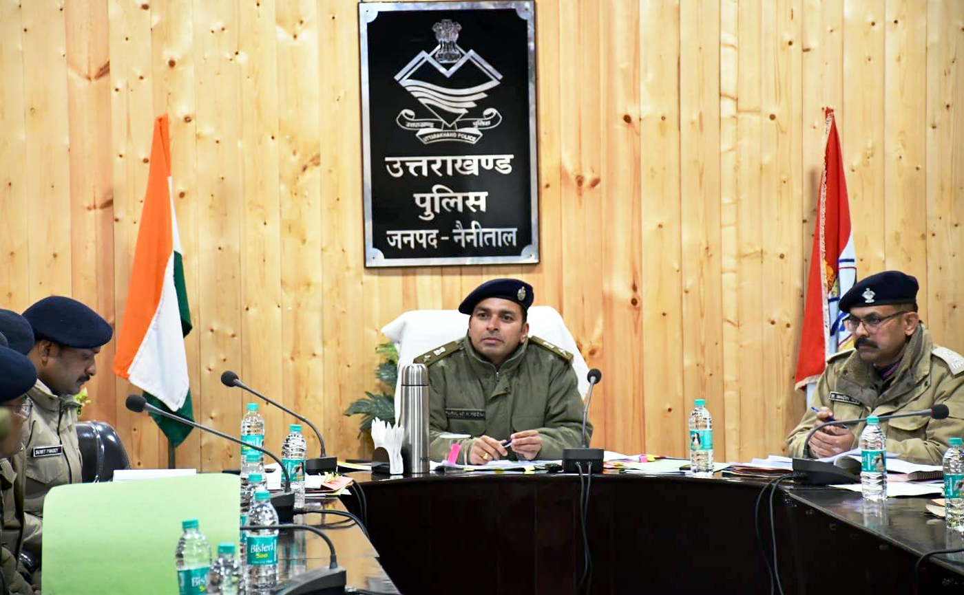 मासिक अपराध समीक्षा बैठक में अधीनस्थ अधिकारियों को निर्देशित करते एसएसपी पीएन मीणा। मासिक अपराध समीक्षा बैठक में अधीनस्थ अधिकारियों को निर्देशित करते एसएसपी पीएन मीणा।