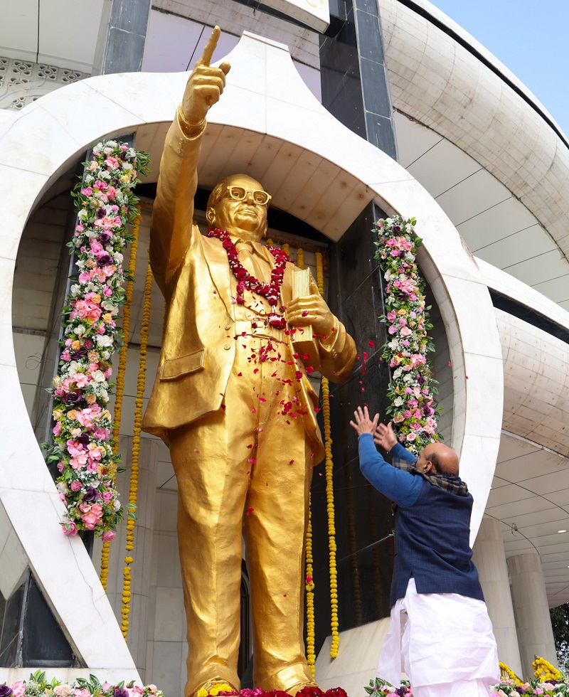 बाबा साहब आंबेडकर की प्रतिमा पर पुष्प अर्पित करते हुए राजनाथ सिंह बाबा साहब आंबेडकर की प्रतिमा पर पुष्प अर्पित करते हुए राजनाथ सिंह