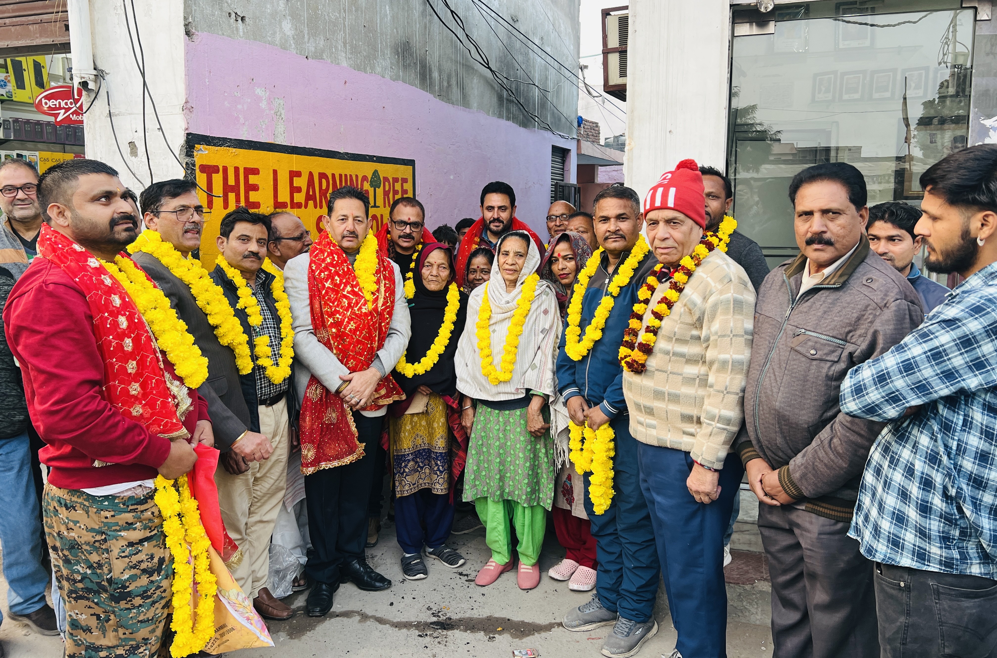 पूर्व डिप्टी मेयर ने गंग्याल में विकास कार्यों को शुरू करवाया पूर्व डिप्टी मेयर ने गंग्याल में विकास कार्यों को शुरू करवाया