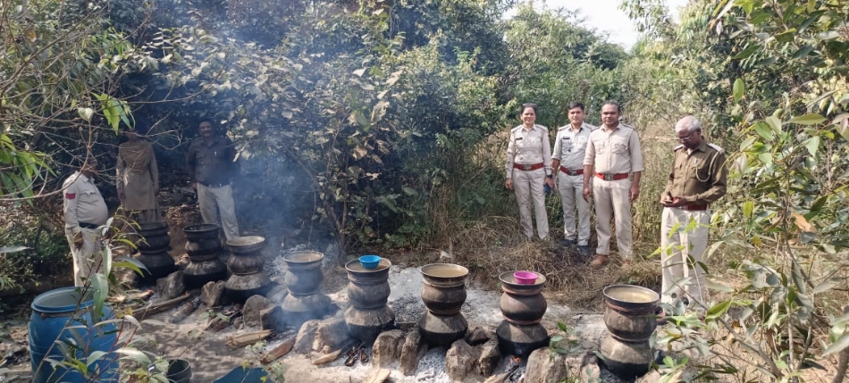 आबकारी विभाग के अधिकारी अवैध शराब को जब्त करने हुए। आबकारी विभाग के अधिकारी अवैध शराब को जब्त करने हुए।
