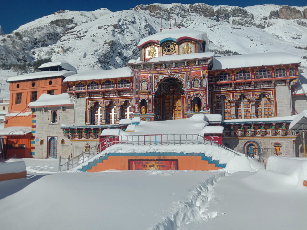 बदरीनाथ धाम में बर्फवारी के बाद खिली धूप। बदरीनाथ धाम में बर्फवारी के बाद खिली धूप।