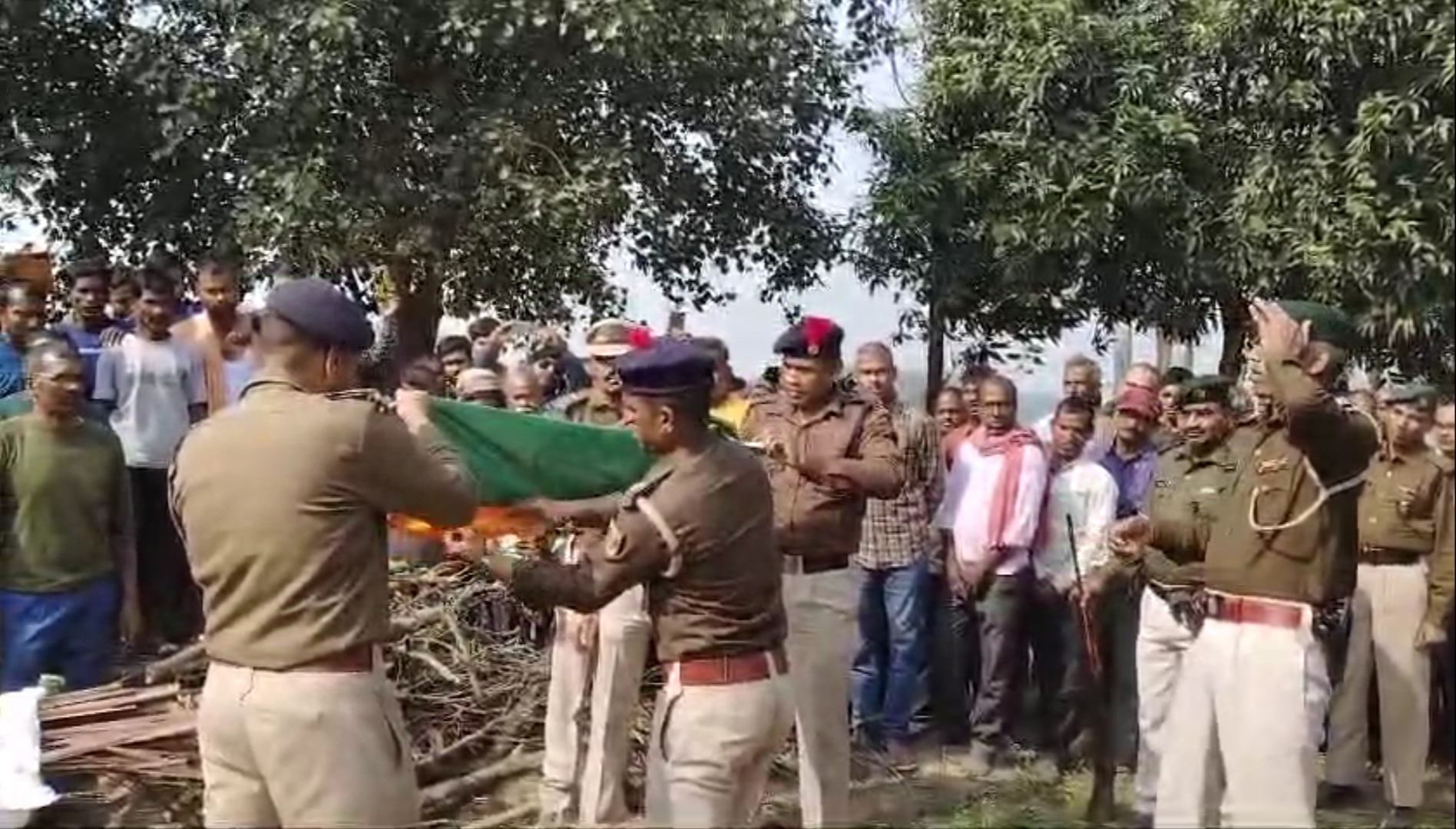 अररिया फोटो:अंतिम संस्कार के दौरान राष्ट्र ध्वज को समेटते सीआईएसएफ जवान अररिया फोटो:अंतिम संस्कार के दौरान राष्ट्र ध्वज को समेटते सीआईएसएफ जवान