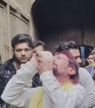 लक्ष्मणगंज में मिली प्राचीन बावड़ी की खोदाई व मिट्टी हटाने के कार्य के दाैरान शंख बजाता युवक। लक्ष्मणगंज में मिली प्राचीन बावड़ी की खोदाई व मिट्टी हटाने के कार्य के दाैरान शंख बजाता युवक।