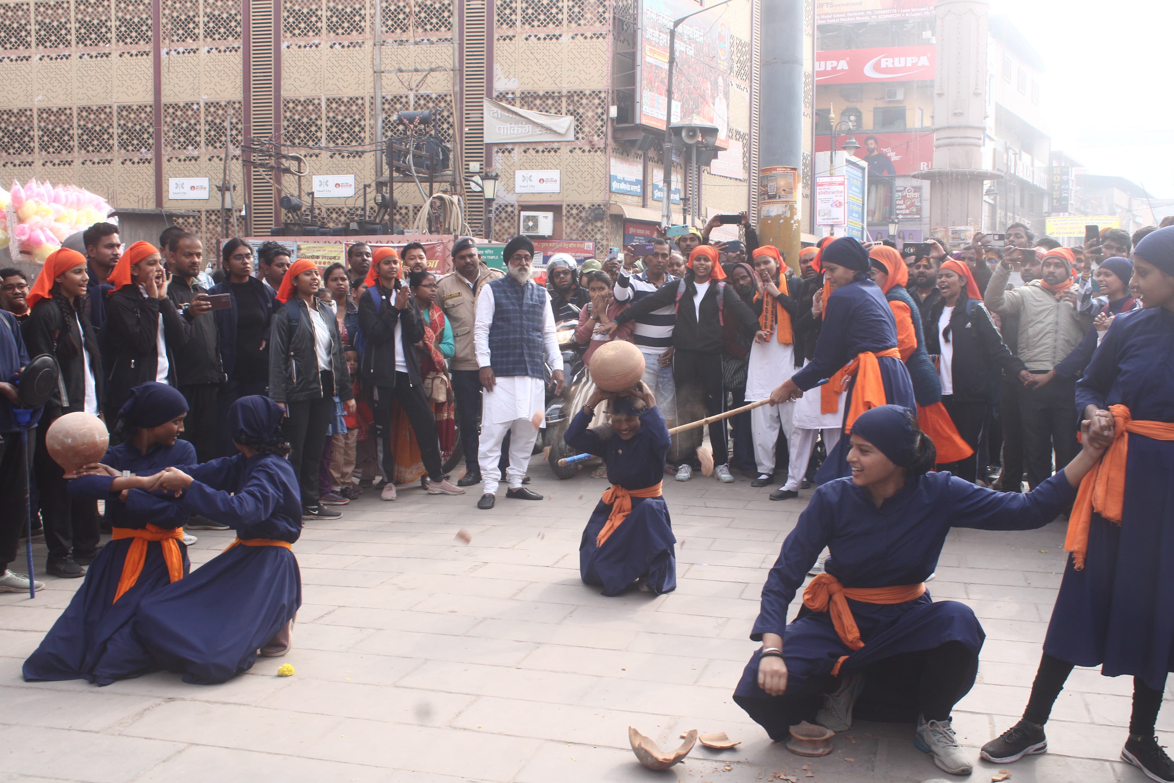 गुरू गोविंद सिंह के प्रकाशोत्सव पर गतका पार्टी का युद्ध कौशल:फोटो बच्चा गुप्ता