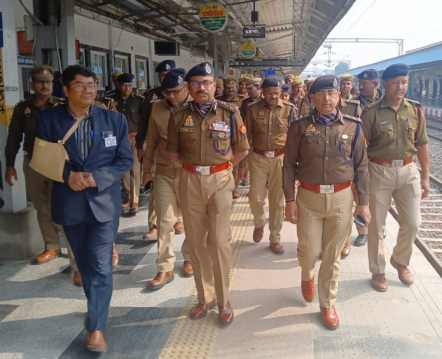 मीरजापुर रेलवे स्टेशन का निरीक्षण करते एडीजी प्रकाश डी। मीरजापुर रेलवे स्टेशन का निरीक्षण करते एडीजी प्रकाश डी।