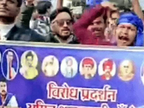 अमित शाह के खिलाफ प्रदर्शन करते लोग।