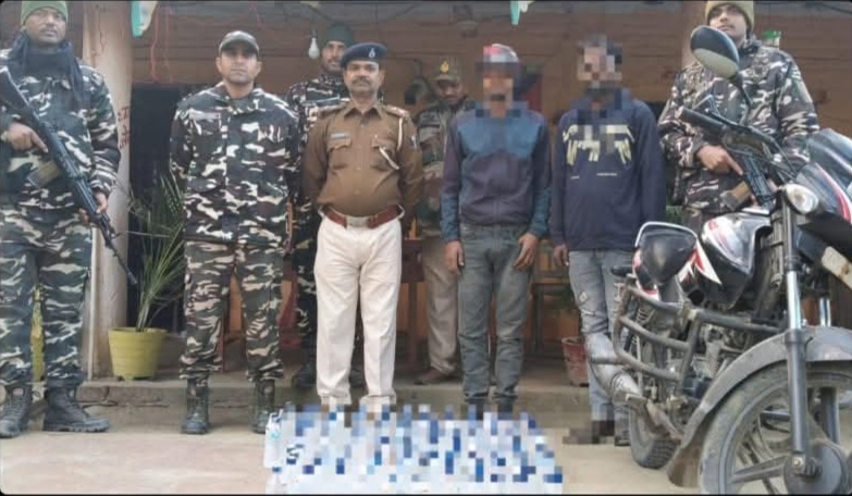 अररिया फोटो:गिरफ्तार तस्कर और जब्त बाइक और शराब के साथ पुलिस और एसएसबी जवान अररिया फोटो:गिरफ्तार तस्कर और जब्त बाइक और शराब के साथ पुलिस और एसएसबी जवान