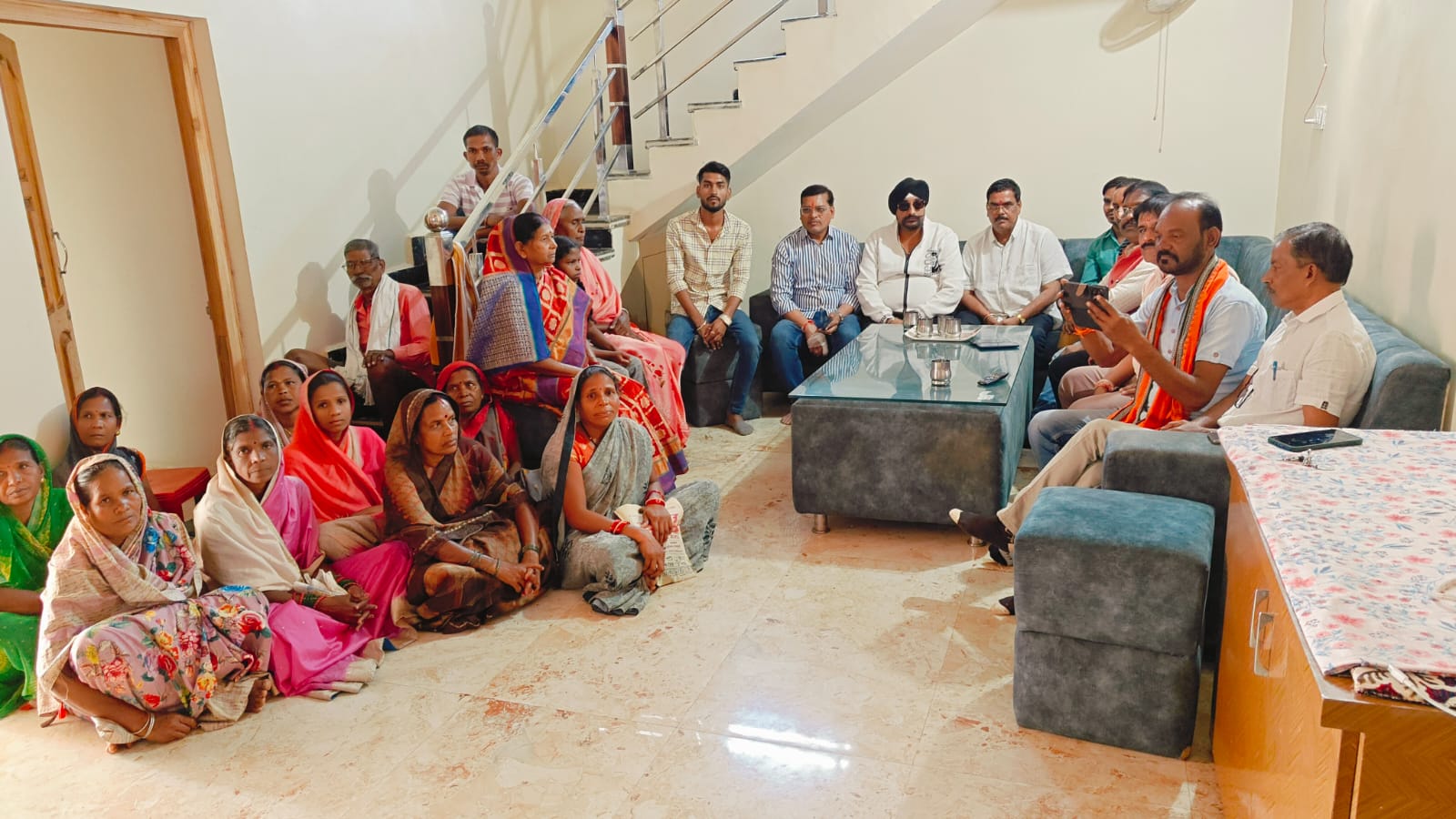 मन की बात कार्यक्रम देखते हुए लोग। मन की बात कार्यक्रम देखते हुए लोग।
