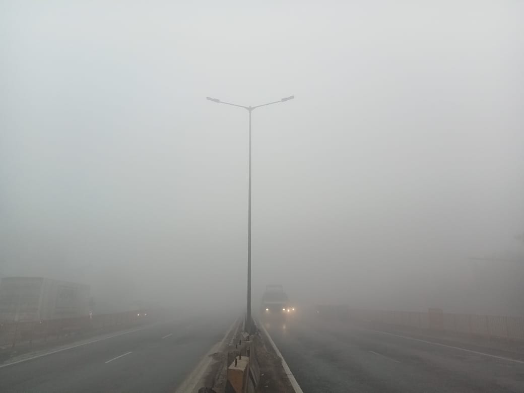 घने कोहरे में गंगाघाटों और सड़कों का नजारा: फोटो बच्चा गुप्ता घने कोहरे में गंगाघाटों और सड़कों का नजारा: फोटो बच्चा गुप्ता