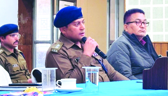 ब्रीफ करते एसएसपी ब्रीफ करते एसएसपी
