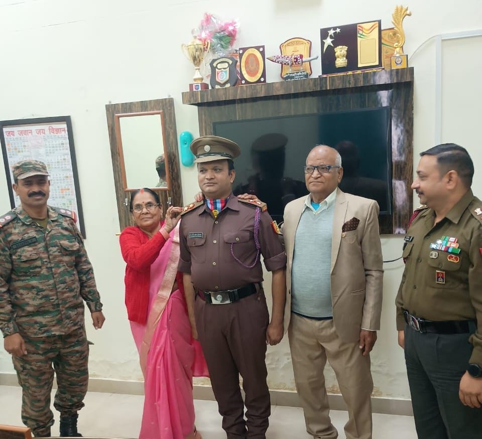 *रैंक सेरेमनी में लेफ्टीनेंट कर्नल अभिषेक मान सिंह ने रैंक स्टार लगाकर किया सम्मानित*