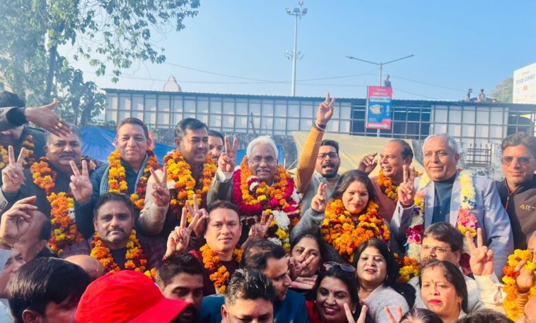 किरण जैसल का स्वागत करते भाजपा कार्यकर्ता