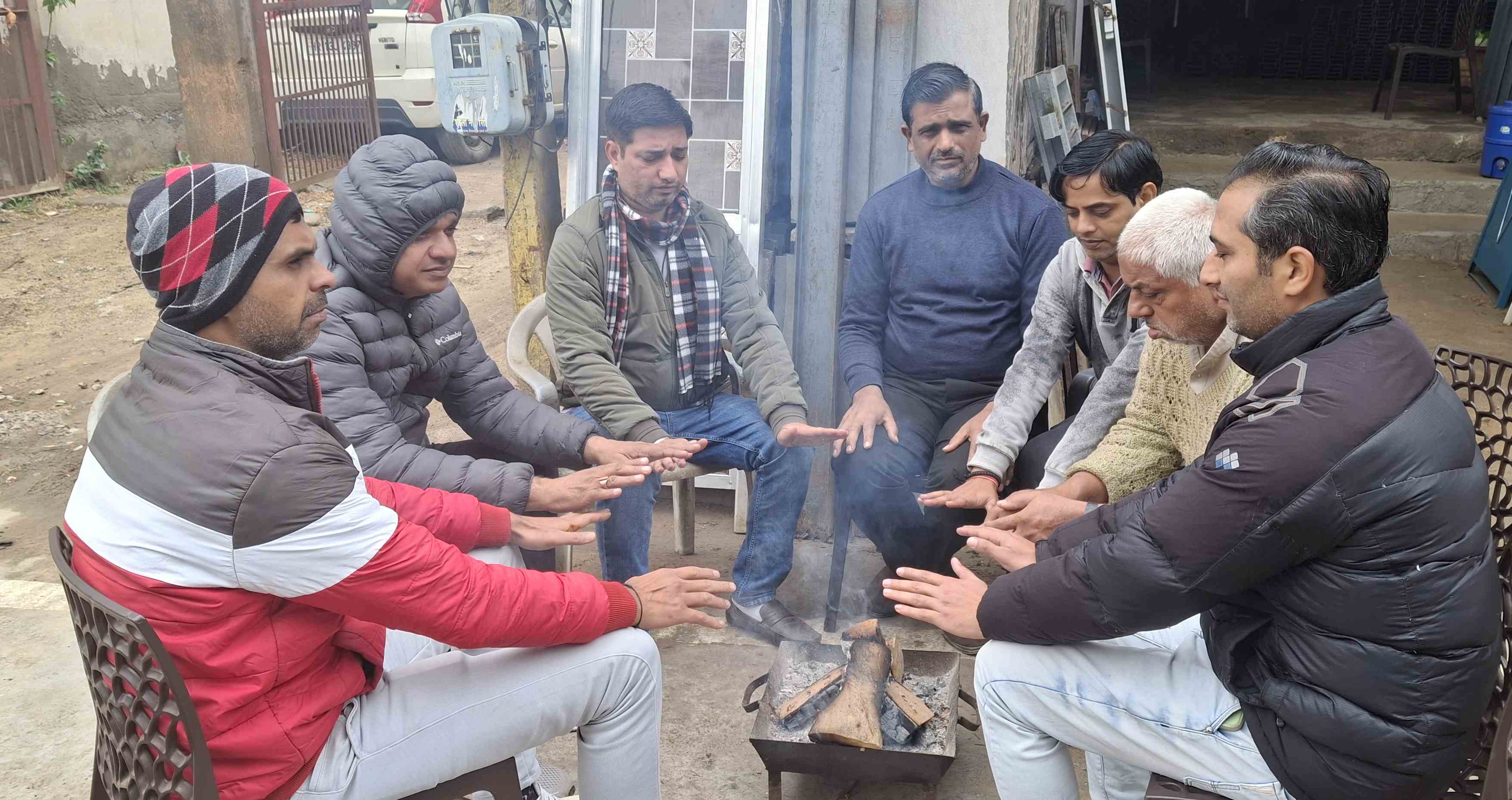 अलाव जलाकर सर्दी दूर करने का प्रयास करते लोग। अलाव जलाकर सर्दी दूर करने का प्रयास करते लोग।