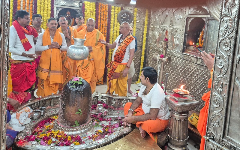 रक्षा मंत्री राजनाथ सिंह ने उज्जैन पहुंचकर विश्व शांति के लिए किया भगवान महाकाल का पूजन रक्षा मंत्री राजनाथ सिंह ने उज्जैन पहुंचकर विश्व शांति के लिए किया भगवान महाकाल का पूजन