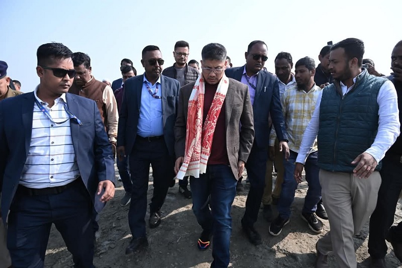 असमः दक्षिण सालमारा-मानकचार जिले में ब्रह्मपुत्र नद के कटाव का निरीक्षण  करते जल संसाधन मंत्री पीयूष हजारिका