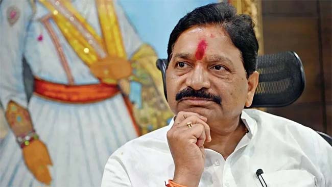 शिवसेना शिंदे समूह के सांसद सडक़ हादसे में बाल-बाल बचे, ट्रक चालक गिरफ्तार शिवसेना शिंदे समूह के सांसद सडक़ हादसे में बाल-बाल बचे, ट्रक चालक गिरफ्तार