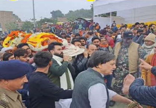 आचार्य किशोर कुणाल के पाथिव शरीर काे ले जाते लाेग । आचार्य किशोर कुणाल के पाथिव शरीर काे ले जाते लाेग ।
