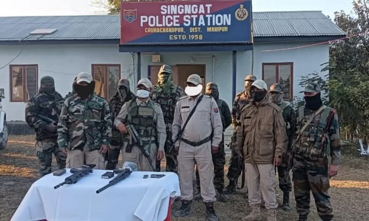 मणिपुर में बरामद हथियार और विस्फोटकों की तस्वीर। मणिपुर में बरामद हथियार और विस्फोटकों की तस्वीर।