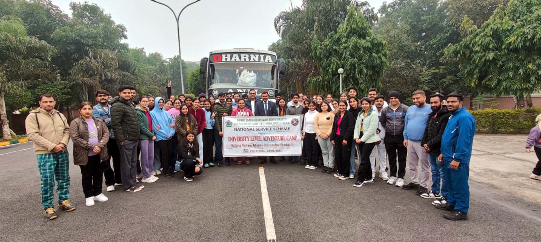 एडवेंचर कैंप के समूह को रवाना करते कुलपति प्रो. नरसी राम बिश्नोई। एडवेंचर कैंप के समूह को रवाना करते कुलपति प्रो. नरसी राम बिश्नोई।