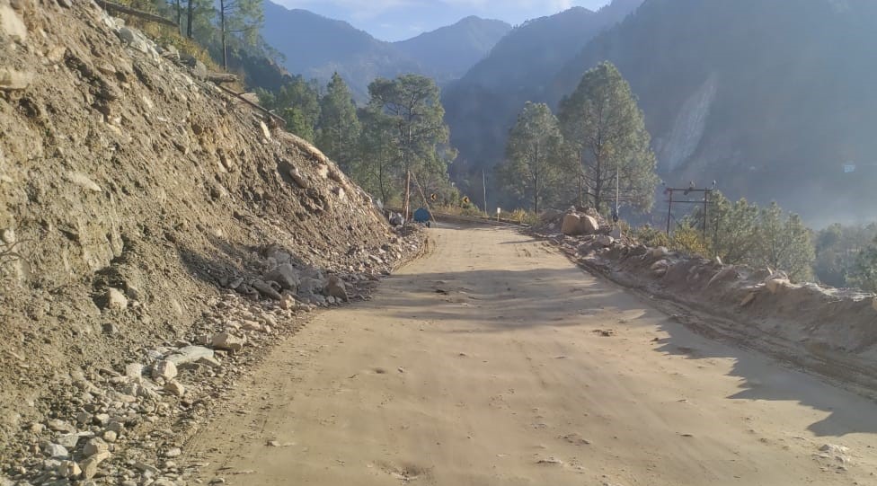 बदरीनाथ हाइवे पर नंदप्रयाग के पास मलवा हटने से मिली राहत। बदरीनाथ हाइवे पर नंदप्रयाग के पास मलवा हटने से मिली राहत।