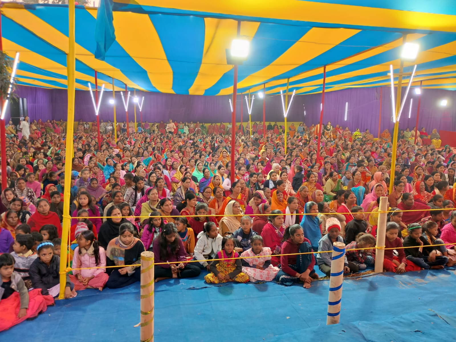 अररिया फोटो:कथा स्थल पर श्रद्धालुओं की जमा भीड़