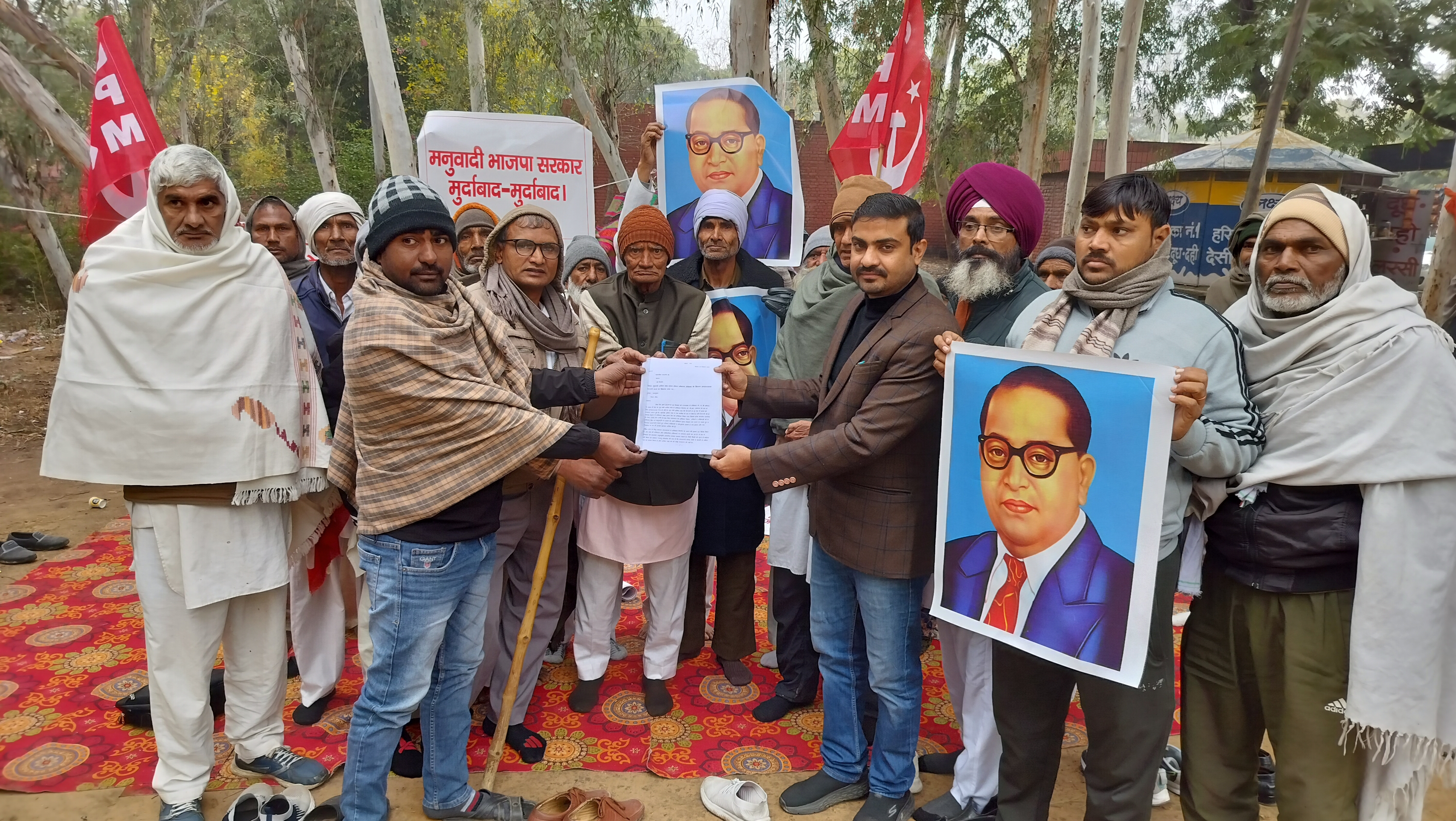 मांगों को लेकर तहसीलदार को ज्ञापन सौंपते हुए कार्यकर्ता। मांगों को लेकर तहसीलदार को ज्ञापन सौंपते हुए कार्यकर्ता।