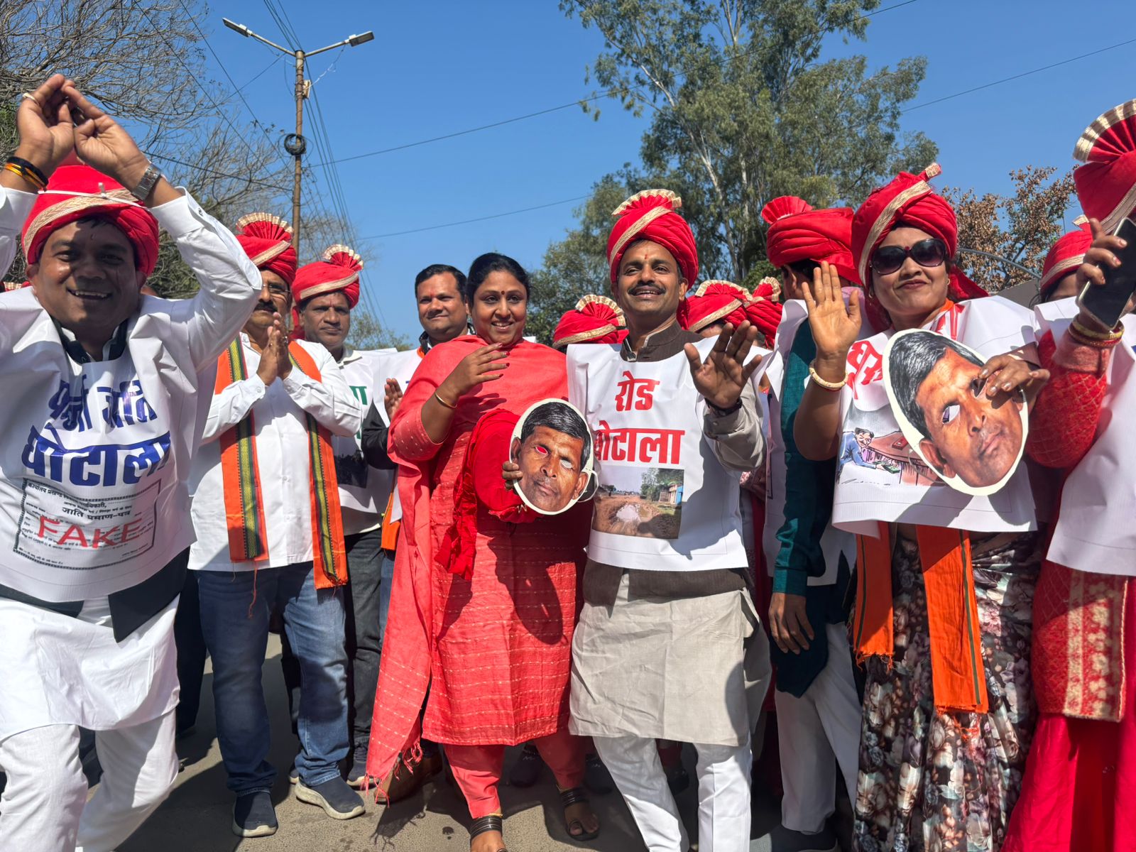 कोरबा में भाजपा पार्षदों का महापौर के खिलाफ प्रदर्शन कोरबा में भाजपा पार्षदों का महापौर के खिलाफ प्रदर्शन