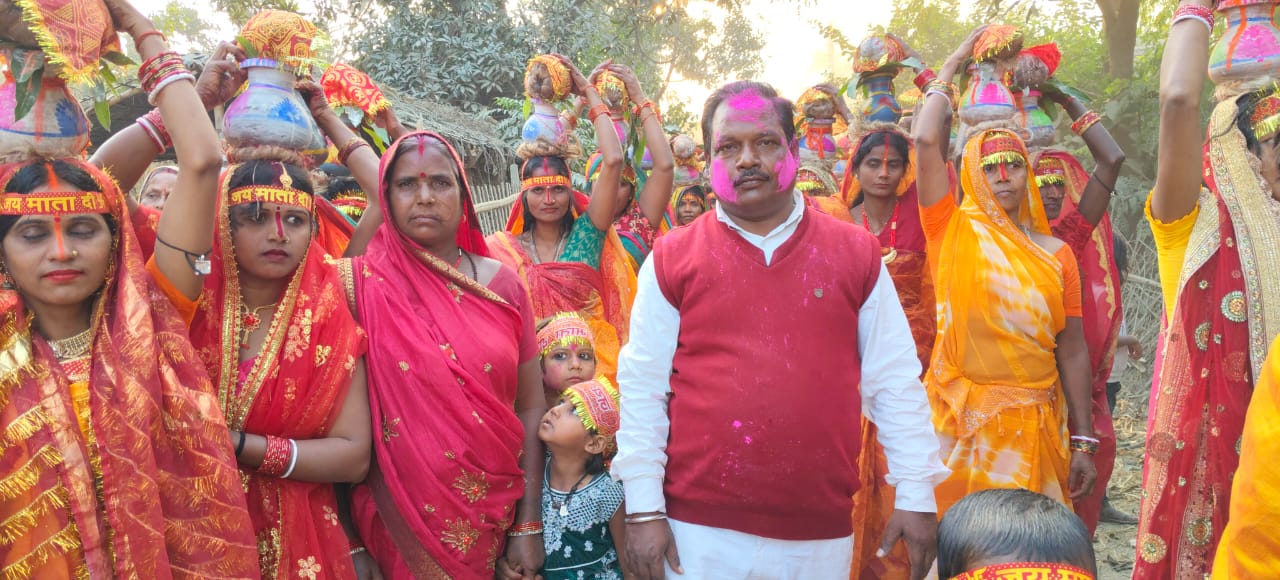 अररिया फोटो:कलश लेकर शोभायात्रा में शामिल महिलाएं अररिया फोटो:कलश लेकर शोभायात्रा में शामिल महिलाएं