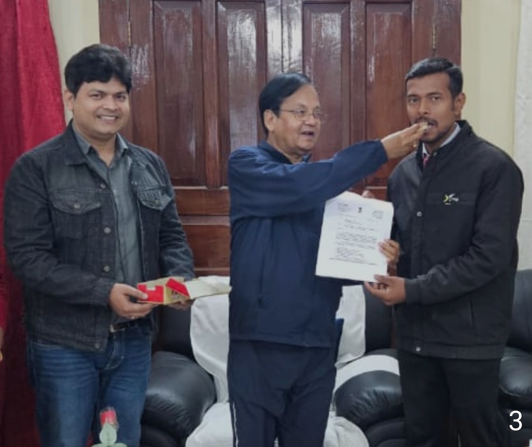 आनंद को मिठाई खिलाते कुलपति आनंद को मिठाई खिलाते कुलपति