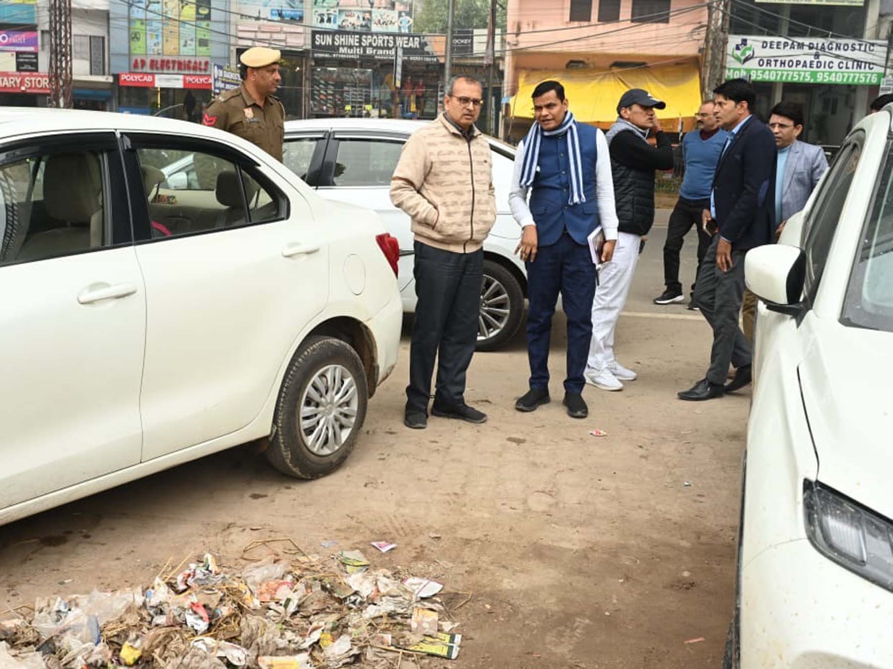 फोटो नंबर-06: गुरुग्राम में सफाई व्यवस्था का जायजा लेते निगमायुक्त अशोक कुमार।