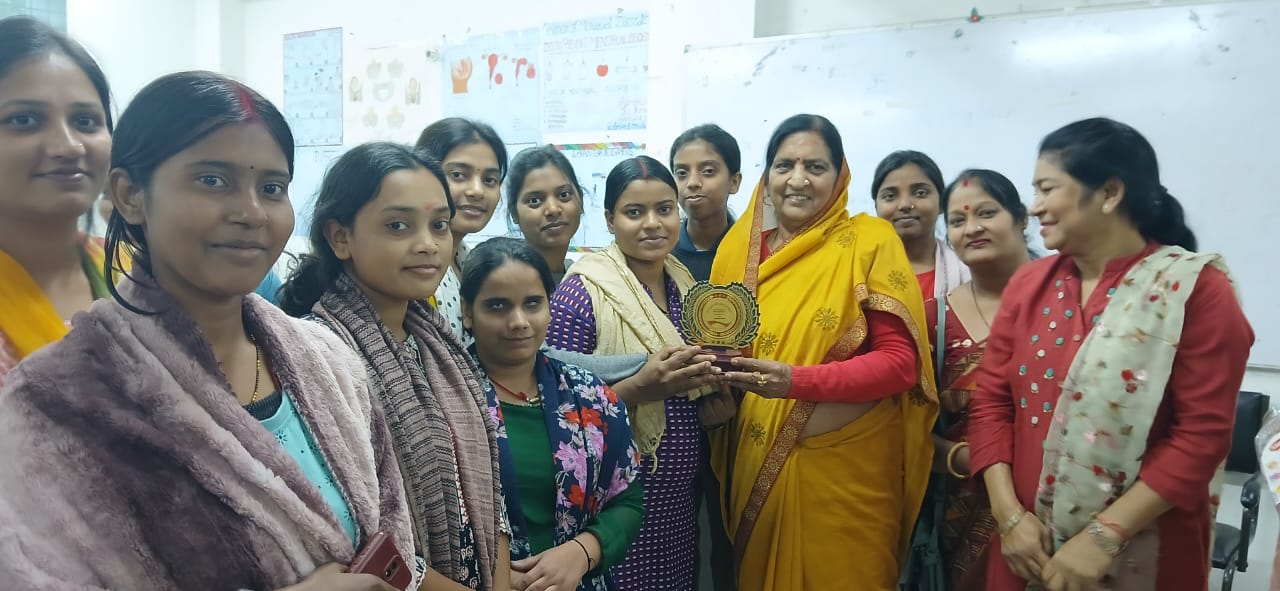 अररिया फोटो:मोमेंटो प्रदान करती अणुव्रत समिति की महिलाएं