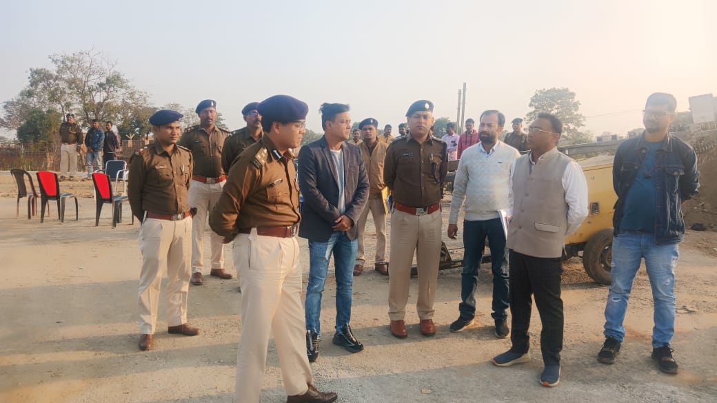घटनास्थल का मुआयना करते डीआईजी घटनास्थल का मुआयना करते डीआईजी