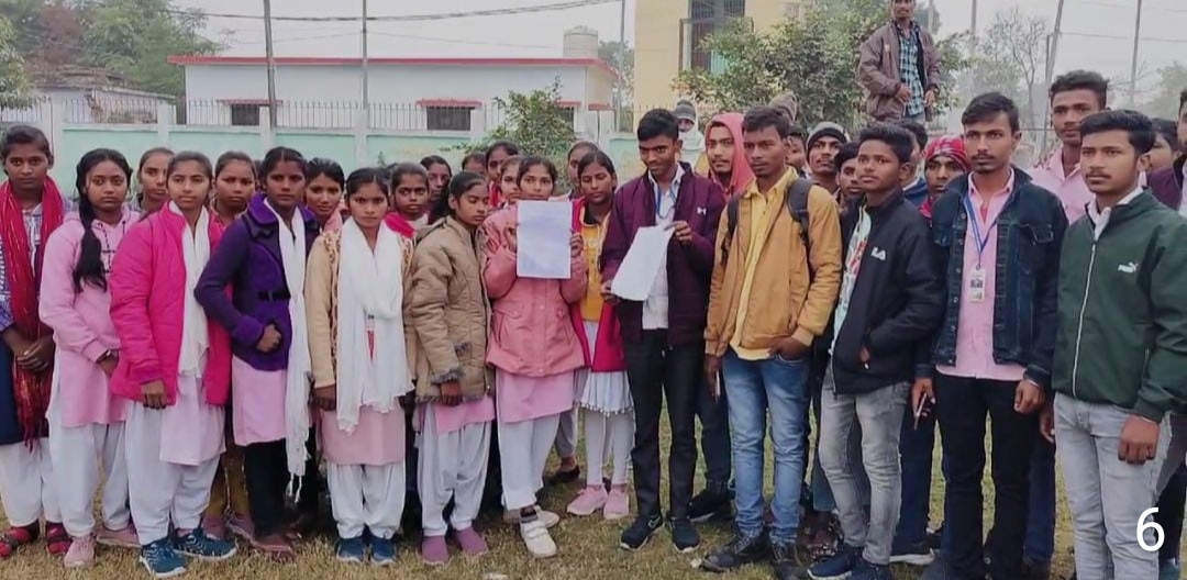 आवेदन दिखाते बच्चे आवेदन दिखाते बच्चे