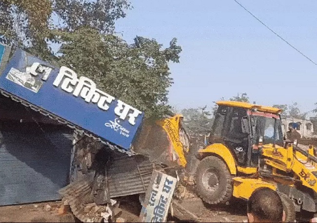 भोपालः मेट्रो के लिए 29 दुकानों पर चली जेसीबी भोपालः मेट्रो के लिए 29 दुकानों पर चली जेसीबी