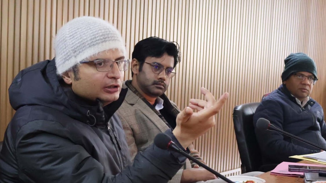 गोपेश्वर में विभागों की समीक्षा बैठक लेते हुए डीएम। गोपेश्वर में विभागों की समीक्षा बैठक लेते हुए डीएम।