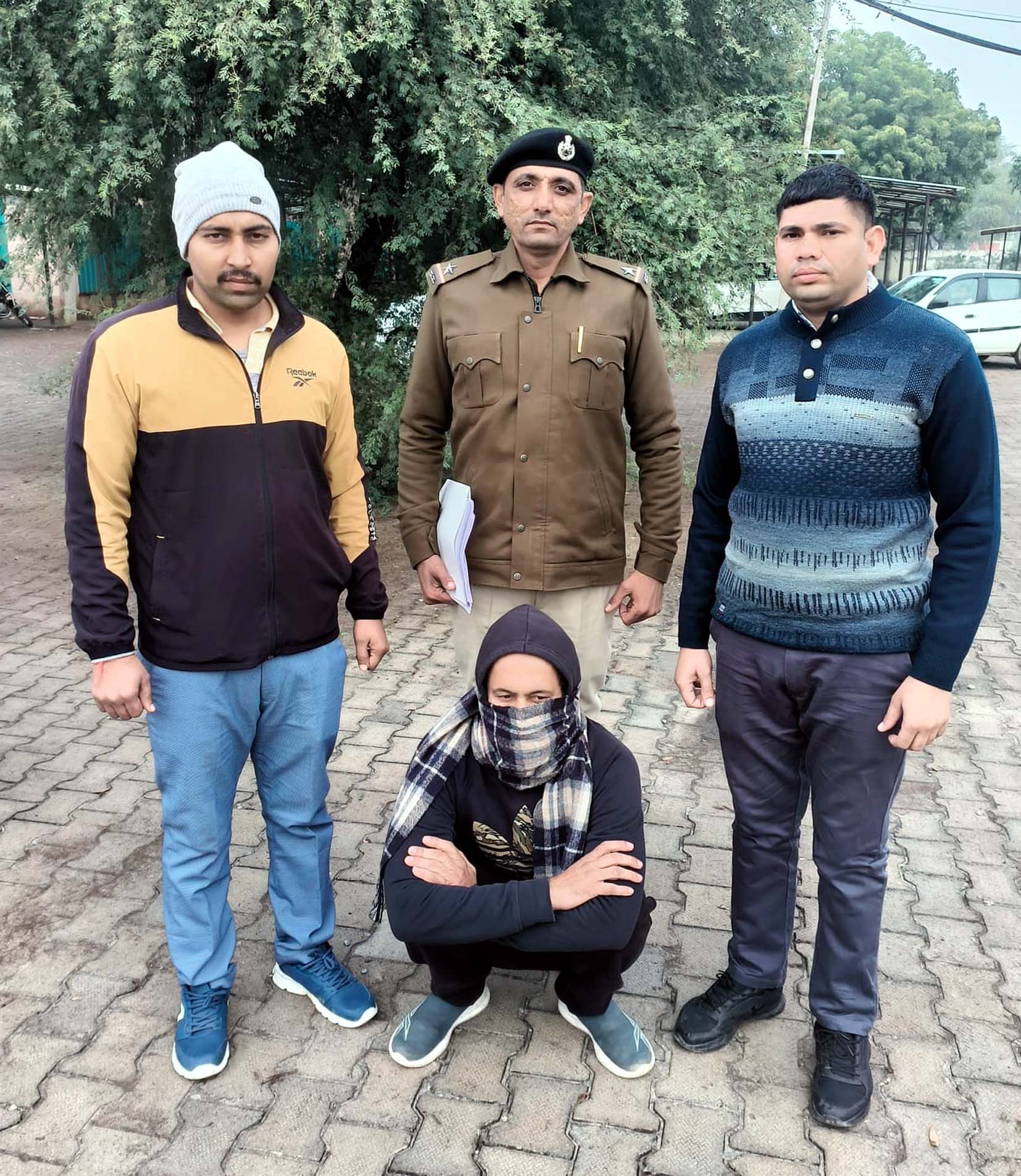 पुलिस द्वारा पकड़ा गया चोरी का आरोपी। पुलिस द्वारा पकड़ा गया चोरी का आरोपी।