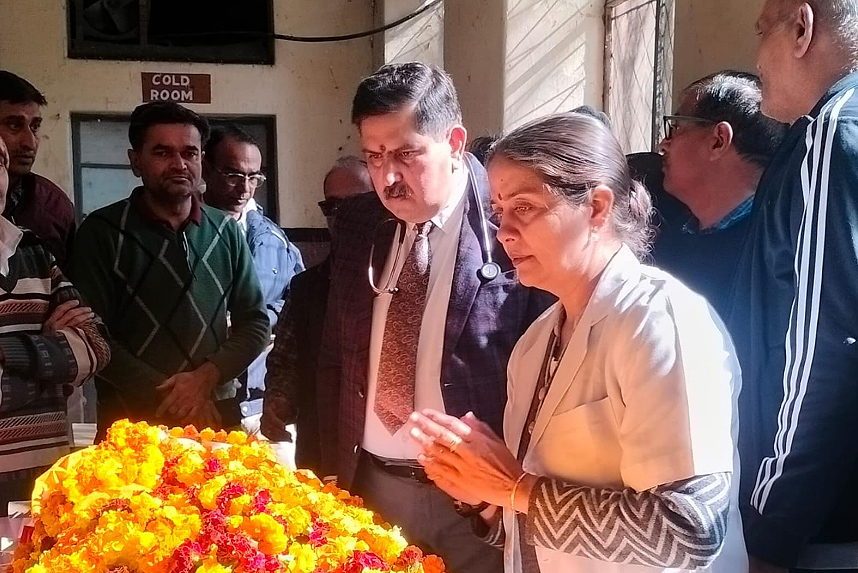 सेवानिवृत जज जितेंद्र सिंह के निधन पर परिजनों ने मेडिकल कॉलेज में उनकी पार्थिव देह की दान सेवानिवृत जज जितेंद्र सिंह के निधन पर परिजनों ने मेडिकल कॉलेज में उनकी पार्थिव देह की दान
