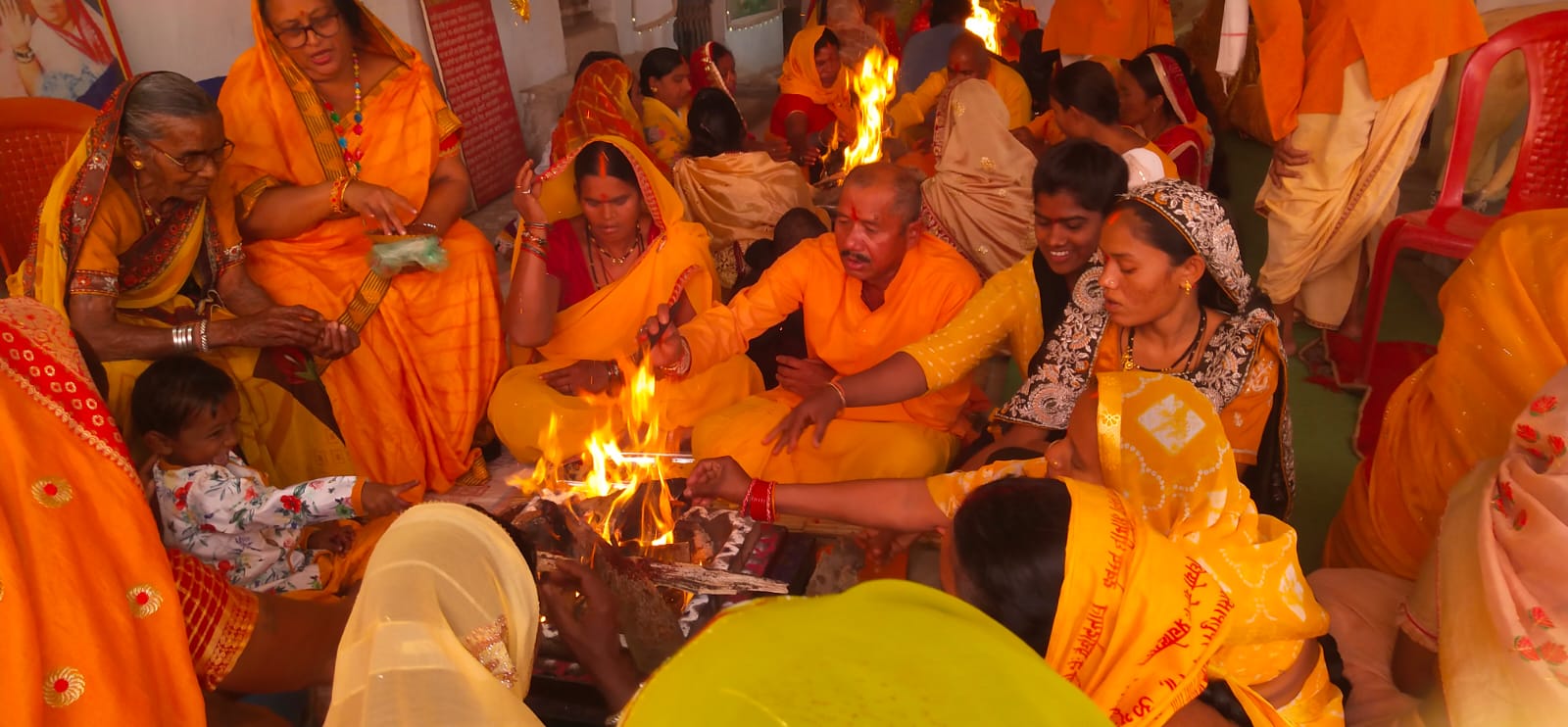 ग्राम देमार में आयोजित यज्ञ में आहुति देते हुए श्रध्दालु। ग्राम देमार में आयोजित यज्ञ में आहुति देते हुए श्रध्दालु।